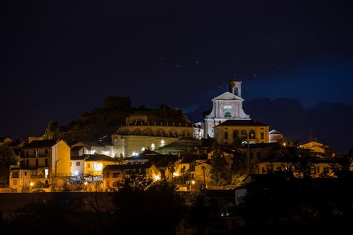 Un panorama notturno del paese - foto di Beppe Cantarelli, come tutte le altre pubblicate a corredo di questo articolo