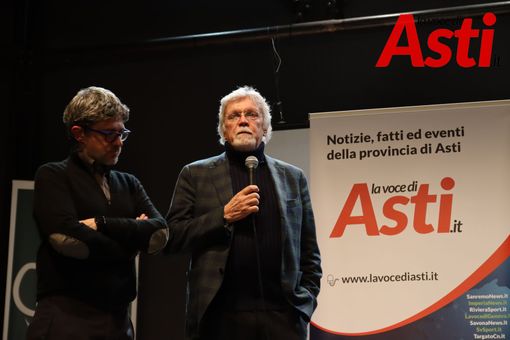 Claudio Bruno (a destra, con il microfono) ritratto alla serata organizzata per il primo anno di pubblicazione della nostra Testata