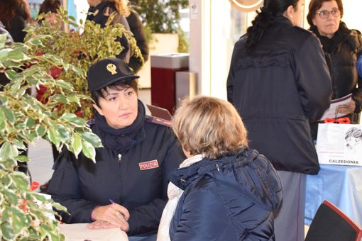 Gazebo della Polizia di Stato al “Nuovo Borgo” per sensibilizzare sulla violenza di genere