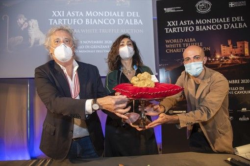 L’Asta Mondiale del Tartufo torna in scena tra Grinzane, Hong Kong, Mosca Dubai e Singapore L’Asta Mondiale del Tartufo torna in scena tra Grinzane, Hong Kong, Mosca Dubai e Singapore