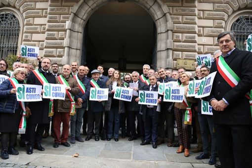 Un'immagine della manifestazione dei sindaci pro Asti-Cuneo svoltasi nello scorso novembre Un'immagine della manifestazione dei sindaci pro Asti-Cuneo svoltasi nello scorso novembre