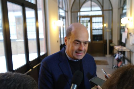 Il presidente Zingaretti mentre risponde alle domande dei giornalisti