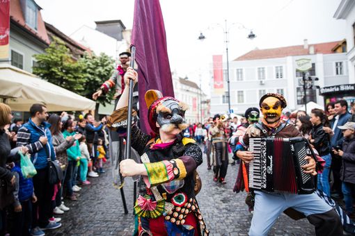 Sabato San Damiano, “Terra di racconti”, ospiterà la messa in scena di “Parada”