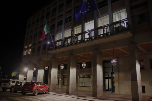 Nell'immagine (MerfePhoto), luci accese negli uffici della prefettura, dove si è svolta la riunione straordinaria terminata intorno alla mezzanotte Nell'immagine (MerfePhoto), luci accese negli uffici della prefettura, dove si è svolta la riunione straordinaria terminata intorno alla mezzanotte