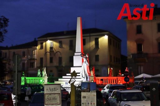Il monumento astigiano di piazza Roma illuminato con il Tricolore
