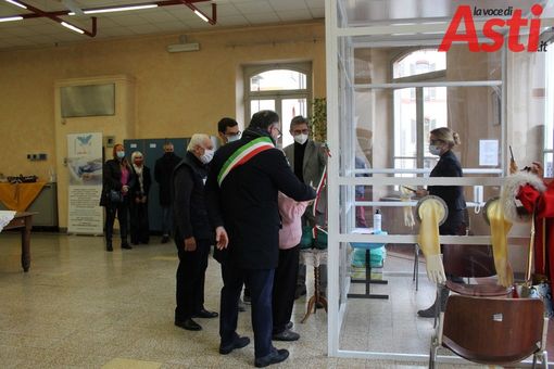Un momento dell'inaugurazione alla presenza delle istituzioni