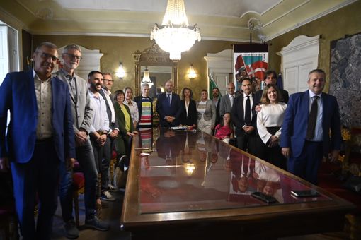 Le dure rispettive giunte durante l'incontro in municipio ad Asti Le dure rispettive giunte durante l'incontro in municipio ad Asti