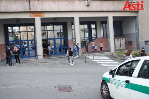 Polizia Municipale di fronte all'ingresso del Giobert
