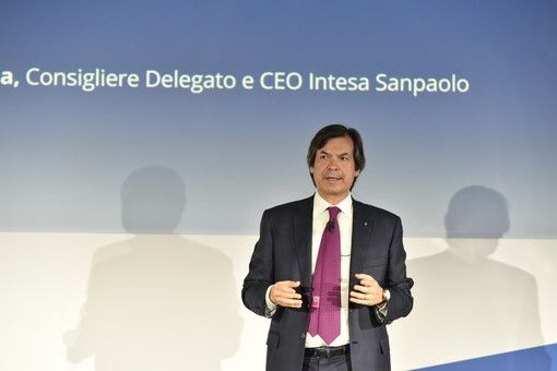 Intesa San Paolo, c'è l'accordo su 5000 uscite e fino a 2500 ingressi. Messina: "Da parte di tutti, volontà di tutelare l'occupazione" Intesa San Paolo, c'è l'accordo su 5000 uscite e fino a 2500 ingressi. Messina: "Da parte di tutti, volontà di tutelare l'occupazione"