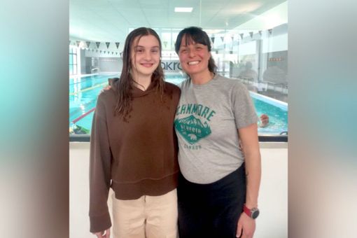 Nella foto, d'archivio, la Tassinari in posa insieme ad Alice Franco, altra grande protagonista del nuoto astigiano Nella foto, d'archivio, la Tassinari in posa insieme ad Alice Franco, altra grande protagonista del nuoto astigiano