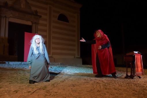 Un momento dello spettacolo “Streghe. Una storia di terrore, violenza e potere a Spigno” Un momento dello spettacolo “Streghe. Una storia di terrore, violenza e potere a Spigno”