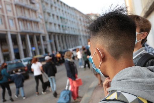 "Basta mascherine in classe": anche in Piemonte la raccolta di firme contro il permanere dell’obbligo "Basta mascherine in classe": anche in Piemonte la raccolta di firme contro il permanere dell’obbligo