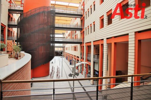 Dramma questa mattina al Massaia di Asti, uomo si getta dal terzo piano della piazza interna Dramma questa mattina al Massaia di Asti, uomo si getta dal terzo piano della piazza interna