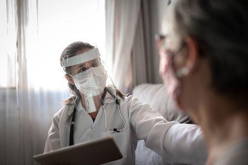 Coronavirus e medico di famiglia, come cambiano secoli di rapporti umani. "Ci manca il rapporto diretto con i pazienti ma ci dobbiamo proteggere reciprocamente" Coronavirus e medico di famiglia, come cambiano secoli di rapporti umani. "Ci manca il rapporto diretto con i pazienti ma ci dobbiamo proteggere reciprocamente"