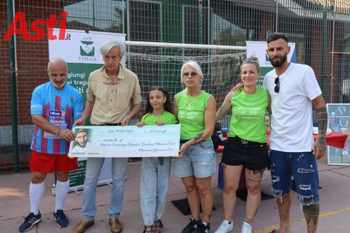 La famiglia di Giovanni Cori consegna il ricavato al dottor Mauro Occhi direttore sanitario Asl At (MerfePhoto)