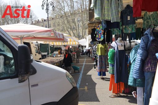 Foto d'archivio del mercato in piazza Alfieri