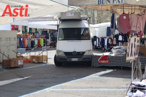 Le difficoltà di manovra di un furgone in piazza Alfieri Le difficoltà di manovra di un furgone in piazza Alfieri