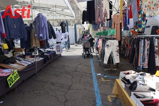Mercato di Asti: "lite" tra ambulanti. "Un'ora sola in più non basta. Vogliamo orario pieno" Mercato di Asti: "lite" tra ambulanti. "Un'ora sola in più non basta. Vogliamo orario pieno"