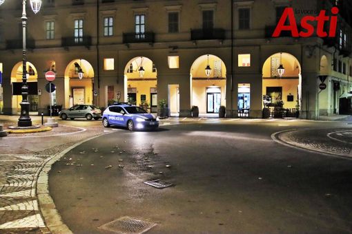 Asti, pattuglia della polizia in una piazza Alfieri deserta Asti, pattuglia della polizia in una piazza Alfieri deserta
