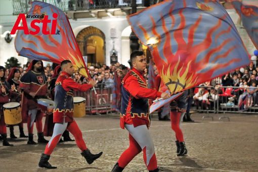 Gli sbandieratori del rione Santa Caterina (organizzatore della manifestazione) impegnati nel Paliotto 2023 (merphefoto) Gli sbandieratori del rione Santa Caterina (organizzatore della manifestazione) impegnati nel Paliotto 2023 (merphefoto)