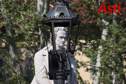 Auguri a Vittorio Alfieri, oggi la deposizione di una corona al monumento di piazza Alfieri Auguri a Vittorio Alfieri, oggi la deposizione di una corona al monumento di piazza Alfieri
