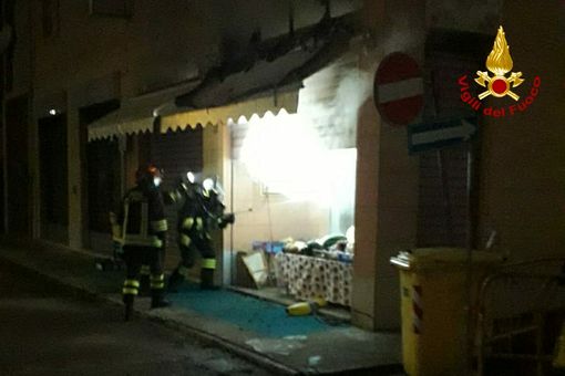Incendio in un negozio di corso Volta, evacuata una palazzina di tre piani