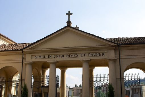Nuovo regolamento per circolare al cimitero di Asti: cambiano gli orari di accesso per i pass auto