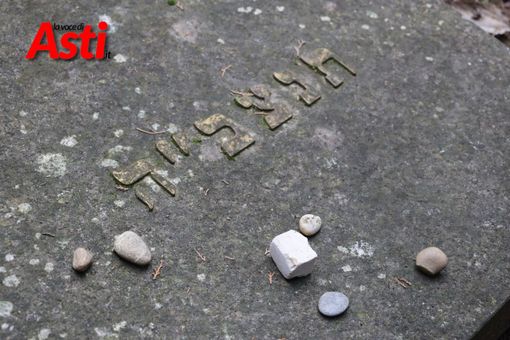 Asti ricorda la Shoah: due cerimonie per non dimenticare "che questo è stato". Ieri gli studenti hanno pulito le pietre d'inciampo