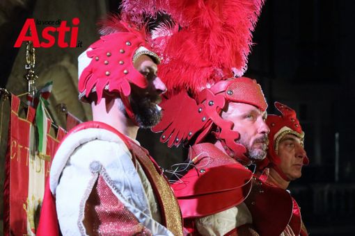 Gianbattista Filippone, in veste di Capitano del Palio, tra i due magistrati (Merphefoto) Gianbattista Filippone, in veste di Capitano del Palio, tra i due magistrati (Merphefoto)