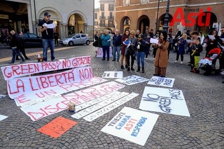 Una manifestazione no green pass ad Asti Una manifestazione no green pass ad Asti