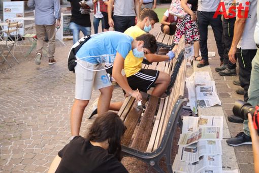 Nella foto, di Efrem Zanchettin-MerfePhoto, alcuni volontari di un'associazione impegnati a rimettere a nuovo una panchina