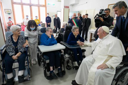 Papa Francesco in visita nel 2023,  alla Casa di Riposo di Portacomaro (Ph Vatican Media) Papa Francesco in visita nel 2023,  alla Casa di Riposo di Portacomaro (Ph Vatican Media)