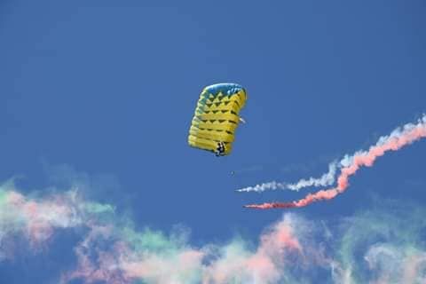 Al Mercato Europeo arriva il Para Team con le sue esibizioni dall'alto Al Mercato Europeo arriva il Para Team con le sue esibizioni dall'alto