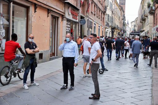 Da oggi fino al 2 giugno in Piemonte scatta l'obbligo della mascherina anche all'aperto Da oggi fino al 2 giugno in Piemonte scatta l'obbligo della mascherina anche all'aperto