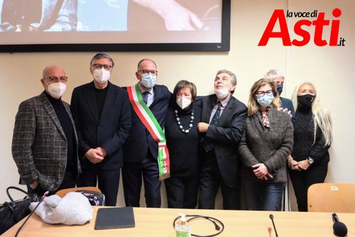 Alcuni momenti, ritratto in scatti di Merfephoto - Efrem Zanchettin, dell'attesa del risultato da parte di esponenti del volontariato astigiano riuniti nell'Aula Magna dell'Università di Asti