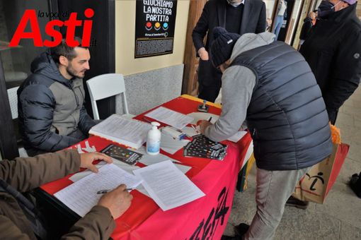 Due immagini, la seconda a fine articolo, della raccolta firme (ph. Efrem Zanchettin) Due immagini, la seconda a fine articolo, della raccolta firme (ph. Efrem Zanchettin)