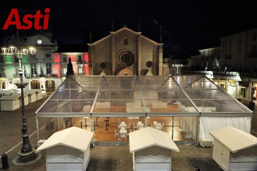 Che il Magico Paese di Natale abbia inizio: tutto è pronto. In piazza San Secondo 'spunta' il Palatartufo