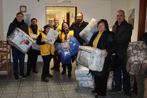 Il Lions Club storici, artisti, presepisti di Asti dona lenzuola e piumoni al dormitorio di Asti Il Lions Club storici, artisti, presepisti di Asti dona lenzuola e piumoni al dormitorio di Asti