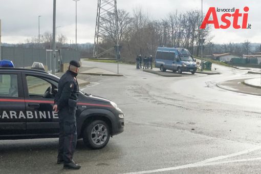 Carabinieri e Polizia al campo di via Guerra ad Asti Carabinieri e Polizia al campo di via Guerra ad Asti