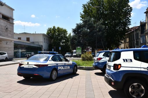 Colpisce con una testata l’ex compagna in pieno giorno nel parcheggio del Pronto Soccorso