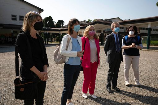 Un momento della premiazione della scuola Calamandrei di Torino
