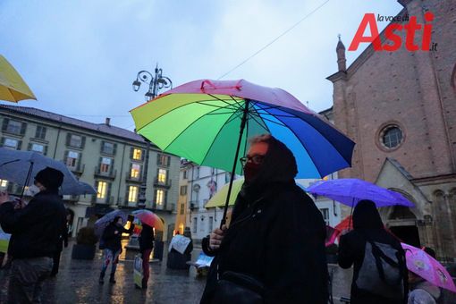 In piazza San Secondo, presidio per la Bosnia sotto la pioggia