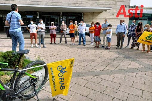 Tappa alla stazione di Asti per il comitato che chiede il ripristino della ferrovia Tappa alla stazione di Asti per il comitato che chiede il ripristino della ferrovia