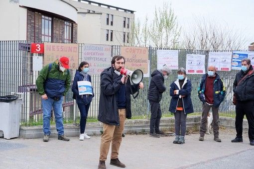 Un momento del presidio davanti all'ospedale