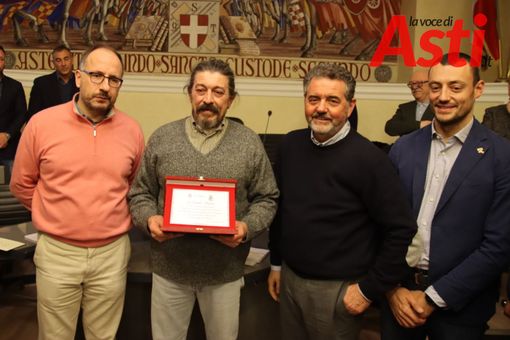Il riconoscimento allo storico vessillifero Claudio Valente (MerfePhoto)
