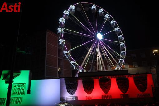 È tutto pronto! Oggi il Magico Paese di Natale si presenta. Alle 16 inaugurazione della pista da ghiaccio e ruota panoramica. Alle 19 accensione dell'albero