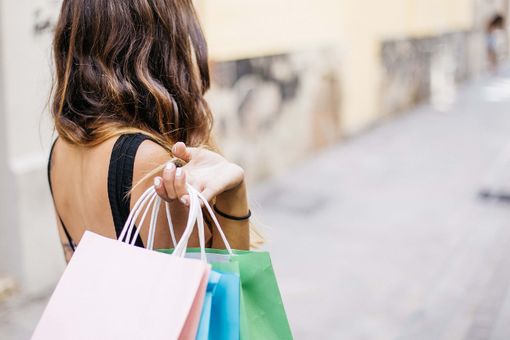 Giovedì 6 luglio partono i saldi anche ad Asti con importanti novità. Confcommercio e Federmoda insieme sul rispetto delle regole Giovedì 6 luglio partono i saldi anche ad Asti con importanti novità. Confcommercio e Federmoda insieme sul rispetto delle regole