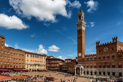 Stasera si corre a Siena il Palio dell'Assunta:  tanti i fantini presenti tra 15 giorni in piazza Alfieri