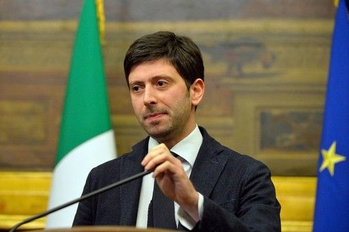 Il ministro Speranza: "Vaccino anti Covid da gennaio. Sarà gratuito e non obbligatorio". Su Natale e Capodanno: "Limiti agli spostamenti tra comuni" Il ministro Speranza: "Vaccino anti Covid da gennaio. Sarà gratuito e non obbligatorio". Su Natale e Capodanno: "Limiti agli spostamenti tra comuni"