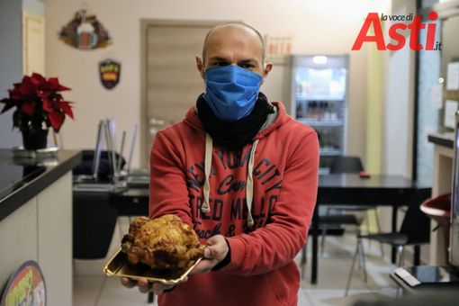 Asti, Universo Pollo, il titolare Daniele Freilino, mostra, sconsolato, il pollo